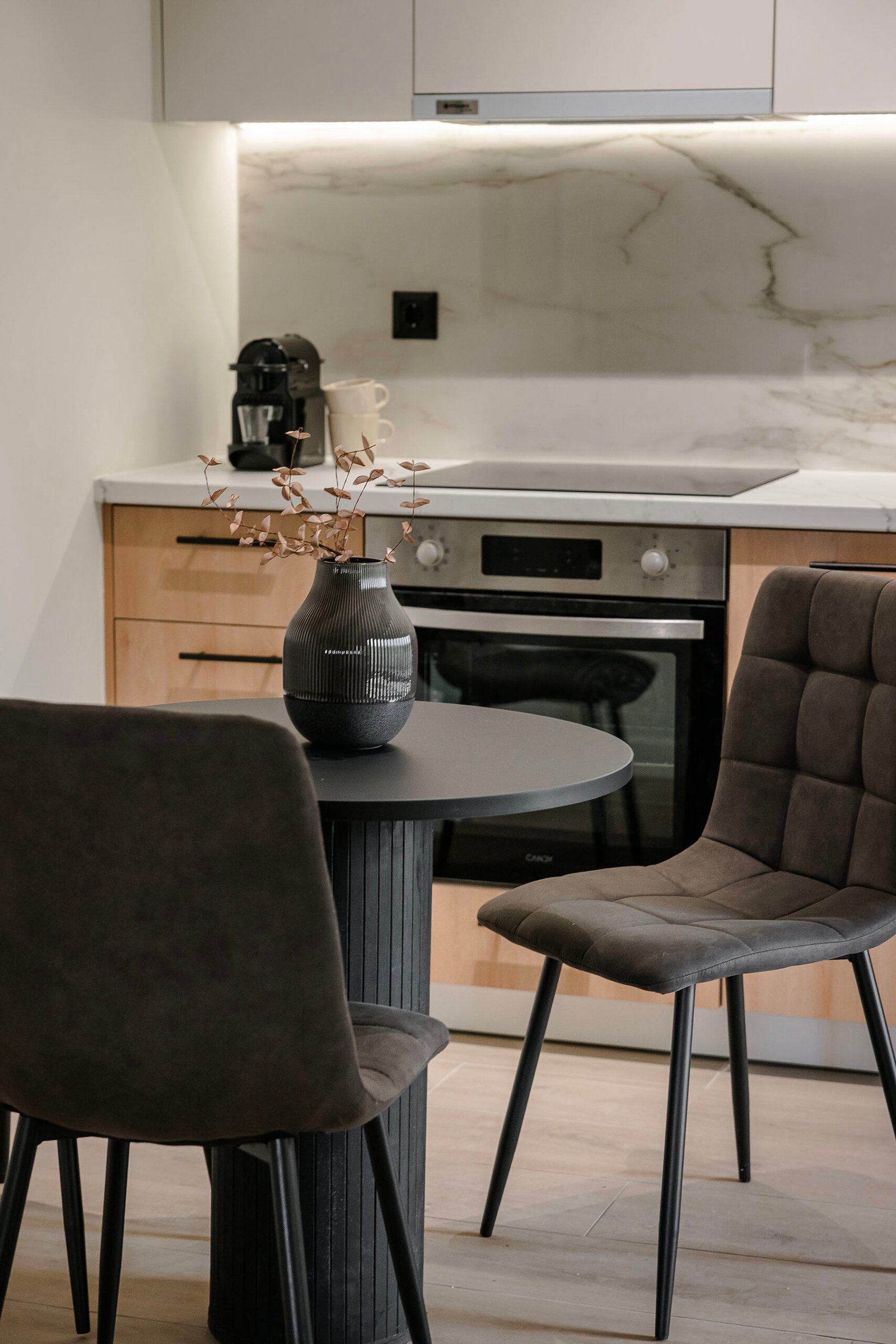 The Uptown - Open Plan Apartment with Balcony