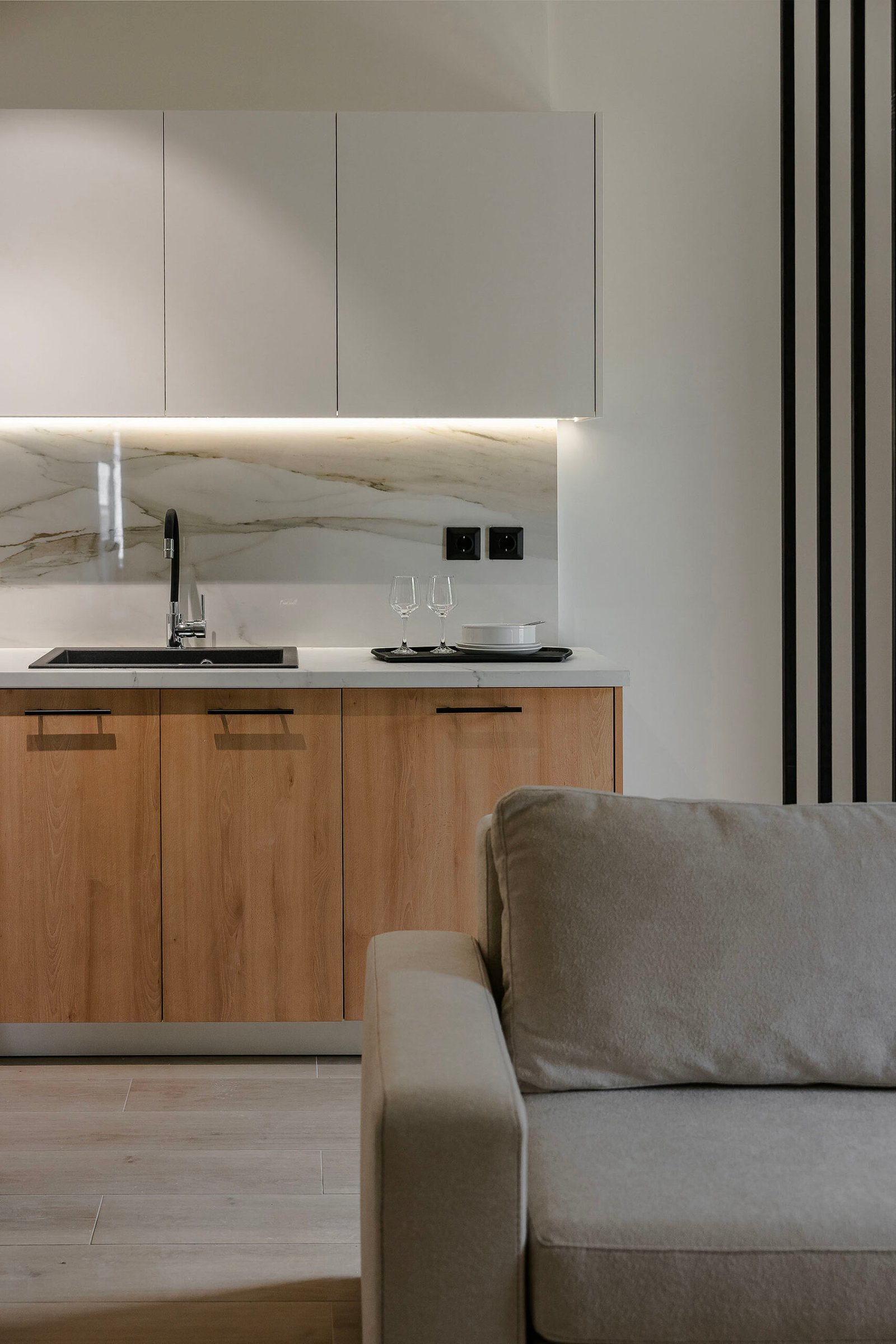 The Uptown - Open Plan Apartment with Balcony