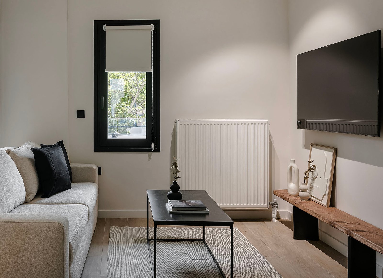 The Uptown - Open Plan Apartment with Balcony